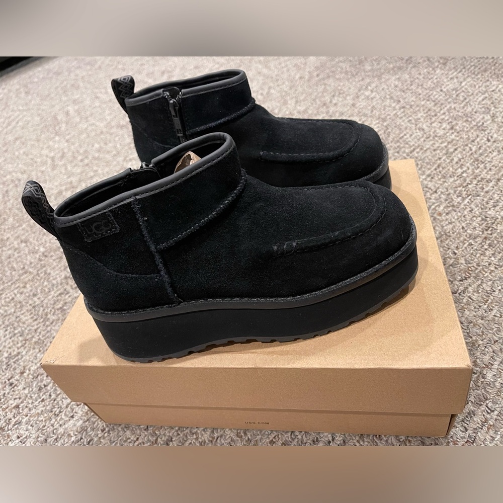 UGG Cityfunc Ultra Mini Water-Resistant Bootie. Color black size 6